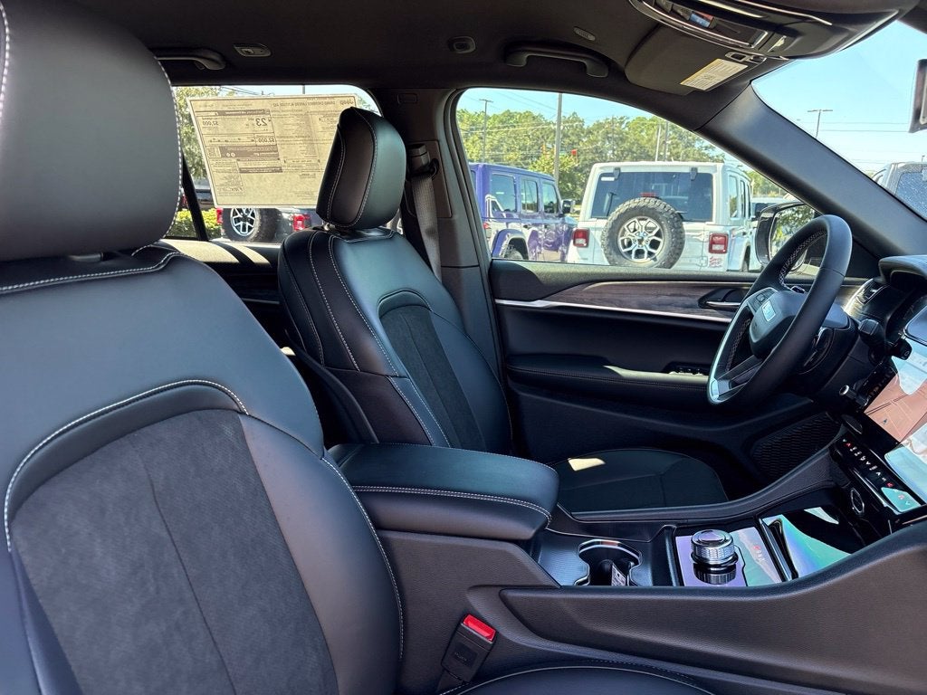 2027 Jeep Grand Cherokee GRAND CHEROKEE LAREDO ALTITUDE 4X2