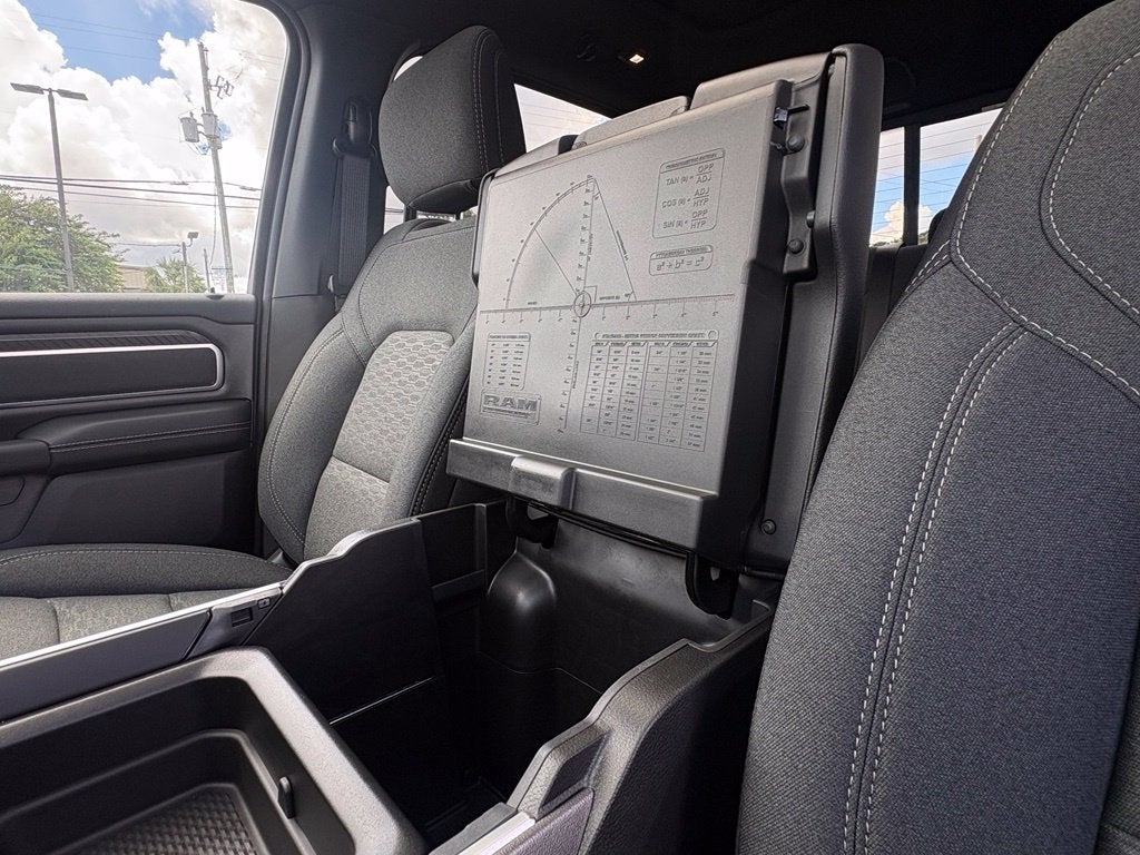 2027 RAM Ram 1500 RAM 1500 EXPRESS CREW CAB 4X4 5'7' BOX