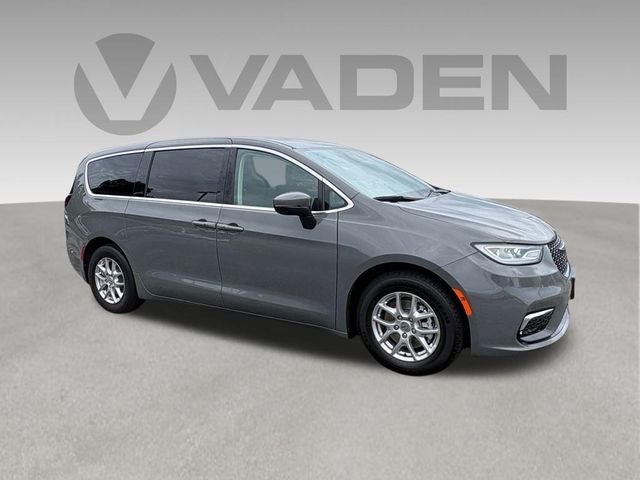 2023 Chrysler Pacifica Touring L's photo