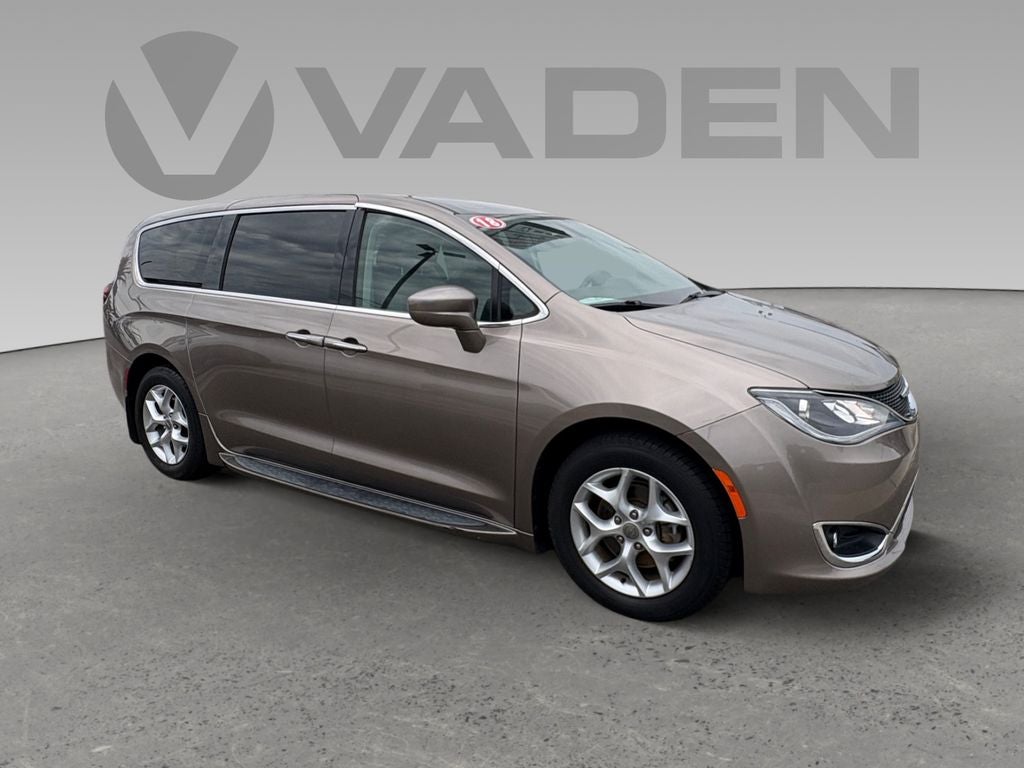 2018 Chrysler Pacifica Touring Plus's photo
