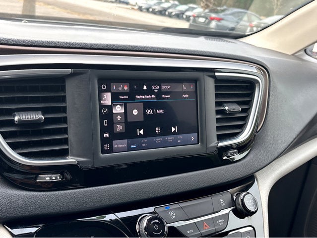 2022 Chrysler Voyager LX