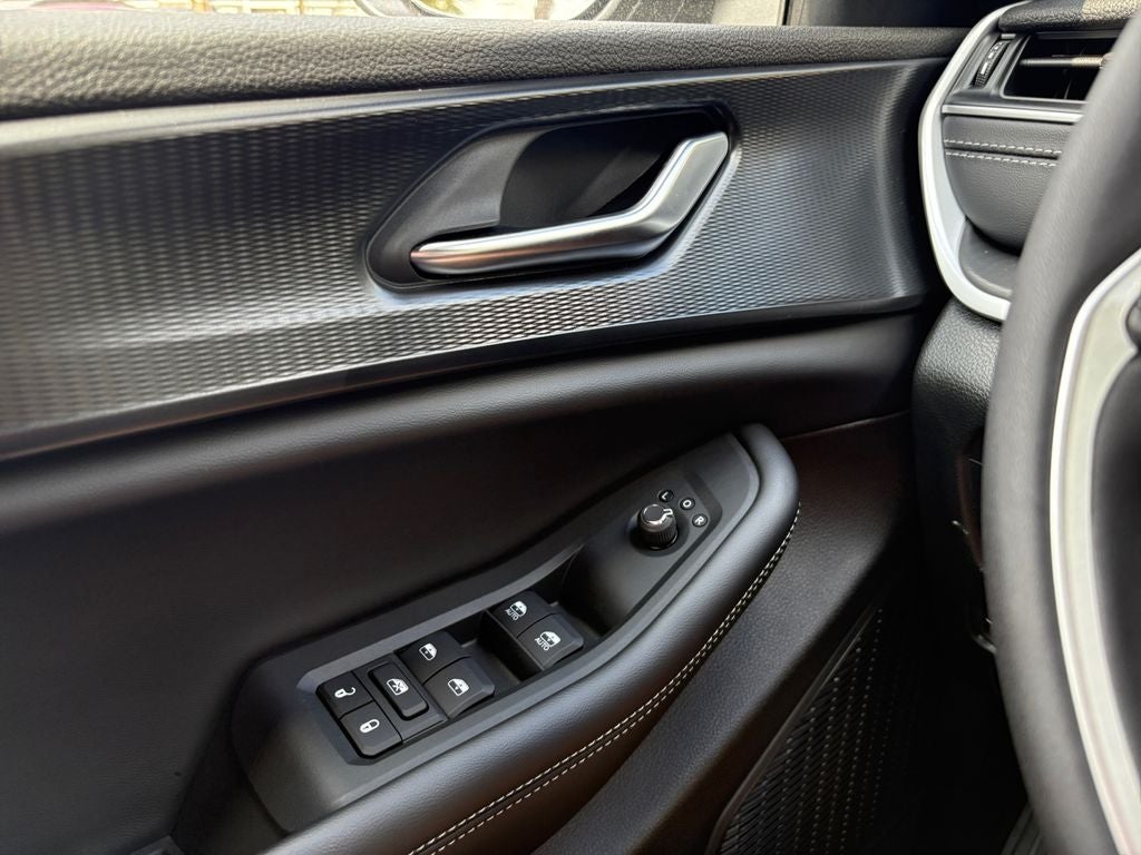 2025 Jeep Grand Cherokee GRAND CHEROKEE LAREDO 4X4