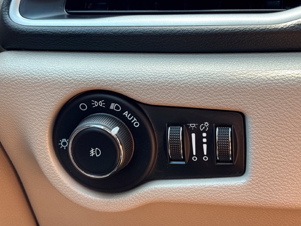 2023 Chrysler Pacifica Base